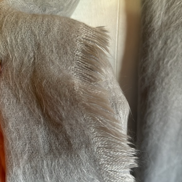 Free With $25 Purchase Gray/Silver Textured Scarf-17x79-Acrylic-Raw Edge-EUC - Picture 9 of 15